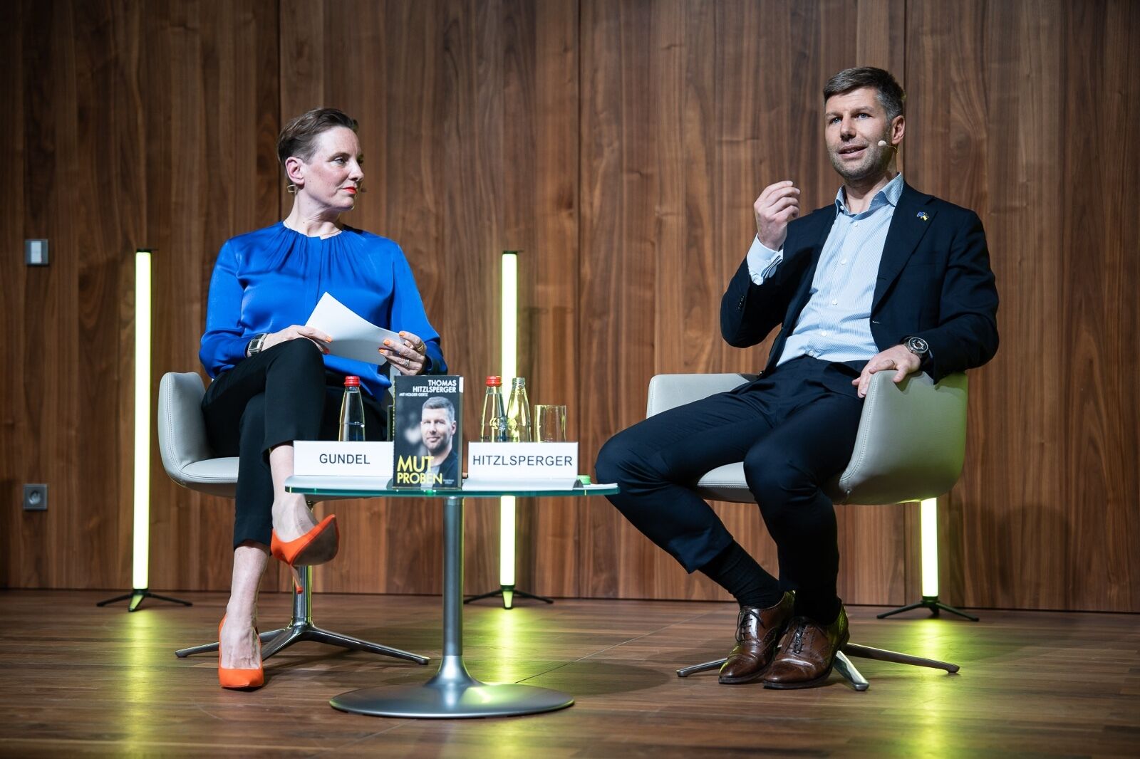 Thomas Hitzlsperger (rechts) im Gespräch mit Moderatorin Okka Gundel